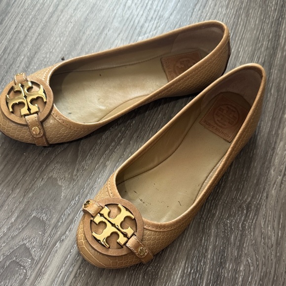 Tory Burch Brown Leather Loafers with Gold Emblem - Picture 2 of 3